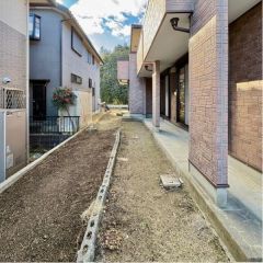 建物南側に陽当たり良好な広いお庭付です。