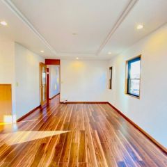 南向きで陽当たり良好な開放的なリビング。