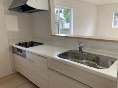 リビングを見渡せるカウンターキッチン。