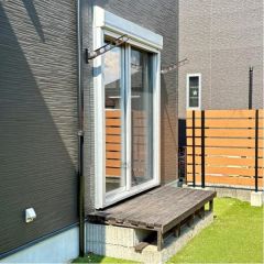 リビングの外側にウッドデッキ付です。