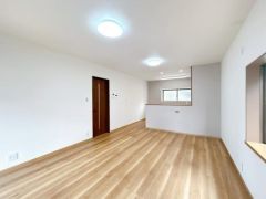 南向きで開放的な16帖あるリビングです。