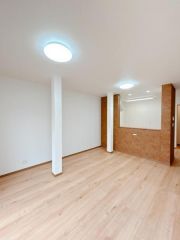 南向きで開放的な14帖あるリビングです。