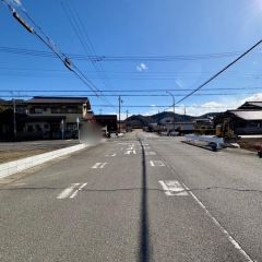 西前面道路から外観を見るとこんな感じ