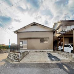 駐車場は2台分のスペースがあります。