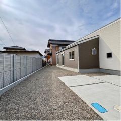 建物南側に陽当たり良好な広いお庭付です。