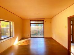 南向きで陽当り良好な16帖あるリビング。