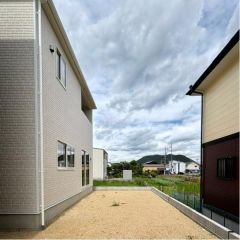 建物南側に陽当たり良好なお庭があります。