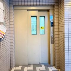 エレベーターが1基設置されています。
