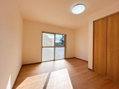 コチラは南側にある7帖の洋室です。