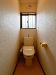 1階トイレは開口窓付なので明るいです。