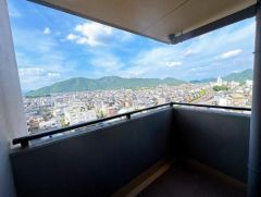 この部屋の外にバルコニーが付いています。