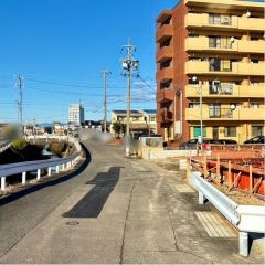 西前面道路から外観を見るとこんな感じ