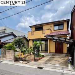 現地外観はこんな感じで、前面道路も広い。