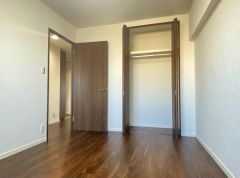 コチラは北西にある6帖の洋室になります。