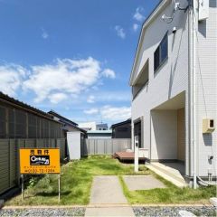 建物南側に陽当たり良好なお庭があります。