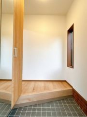 玄関周りもリフォーム済みです。