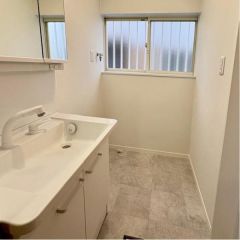 白基調の洗面所はとても清潔感があります。