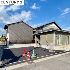 駐車場は3台分のスペースがあります。