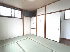 リフォーム済の2階6帖の和室です。
