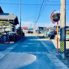 西前面道路から外観を見るとこんな感じ