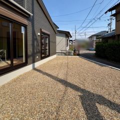 建物南側に陽当たり良好なお庭があります。