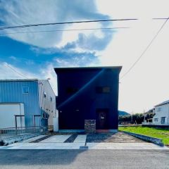 駐車場は2台分のスペースがあります。