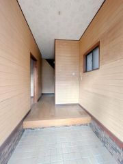 玄関周りはシンプルで暖かみがあります。