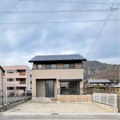 駐車場は並列3台分のスペースがあります。