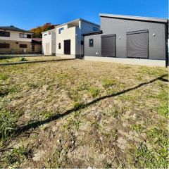 建物南側に陽当たり良好な広いお庭です。